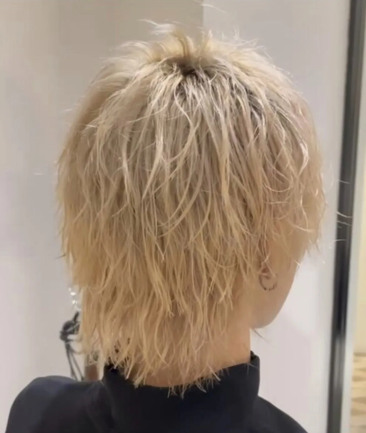 ブリーチ毛センター分けスパイラルパーマ