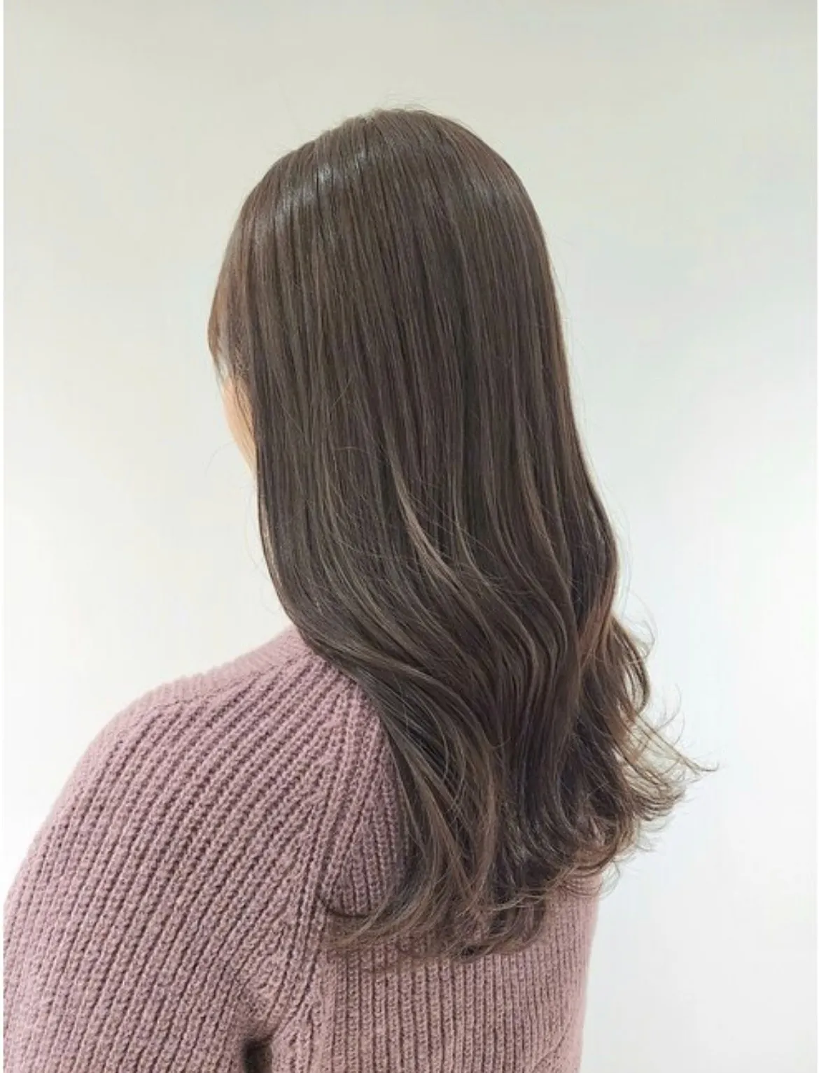 落ち着いた印象のアッシュベージュ